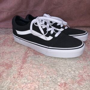 WOMEN'S VANS WARD SKATE SHOES size 8.5